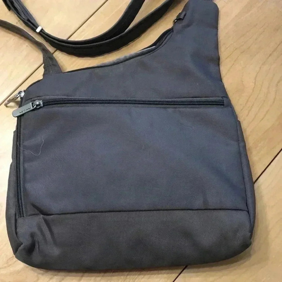 Travelon nylon multi pocketed crossbody bag - Picture 6 of 7